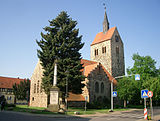 Pfarrkir­che und Krie­ger­denk­mal von Bis­mark