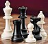 Abgebildet sind sechs Schachfiguren. In Weiß: König, Läufer und Bauer. In Schwarz: Dame, Turm und Springer.