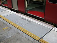 Ausgefahrener Schiebetritt an einem Bahnsteig in Hongkong