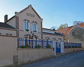 The town hall in Fleury-la-Rivière