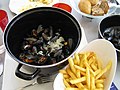 Mussels in white wine and chips.