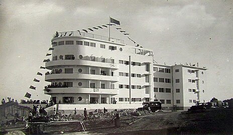 Streamline Moderne - Bellona Hotel, Eforie, by George Matei Cantacuzino, 1934–1940[87]