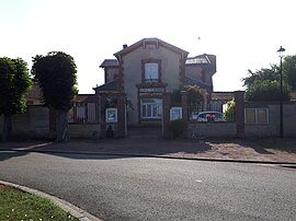 The town hall in Saint-Léger-des-Aubées