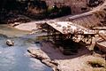 Aus der Neretva geborgene Brückenfragmente liegen zum Trocknen auf einem Podest (1998)