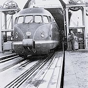 VT 12 als Kopen­hagen-Ex­press beim Verlassen des Fähr­schiffs Theodor Heuss am Anleger Großenbrode Kai (1959)
