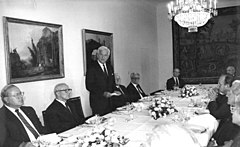 Mittagessen beim Bundespräsidenten am 7. September 1987, Villa Hammerschmidt. V. l. n. r.: Bangemann, Honecker, Weizsäcker, Mittag, Vogel, Bräutigam, Genscher.