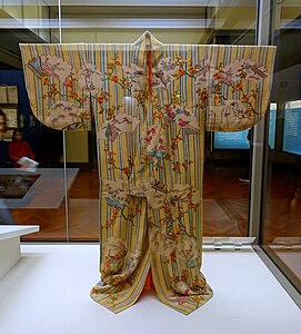 Kosode with yūzen dyework inside fan and snowflake shapes, 1700s, Ishikawa Prefectural Museum of Traditional Arts and Crafts