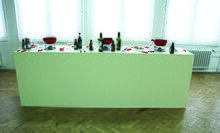 ahlzeit, Aktion/Installation, Sockel, drei Fondue-Caquelons, Käse, ca. 100x60x300, 2011, Ausgestellt „7“, Kunstverein Duisburg 2011