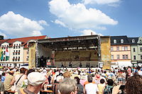 Die Große Bühne auf dem Marktplatz ist das Zentrum des TFF. Hier der Auftritt der Kindergruppe des Thüringer Folkloretanzensembles 2013.