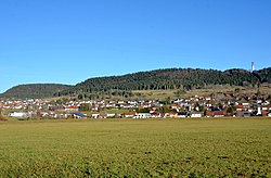 View across Deilingen towards Montschenloch and Ortenberg (left)