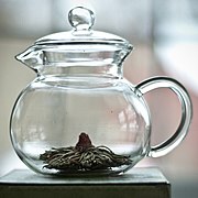 Speziell präparierte Teeblätter als Teebündel vor …