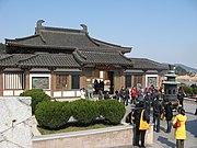 Unwilling to Leave Guanyin Temple was the name of the first permanent shrine for Egaku's statue of Avalokitesvara Bodhisattva on Mount Putuo. Today's temple commemorate this event.[18]