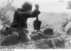 Wehrmachtssoldat beim Ausheben eines Schützenlochs im Zweiten Weltkrieg