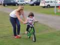 Mädchen lernt Fahrrad fahren