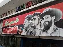 Cuban Communist mural of Castro, Guevara and Cienfuegos, which says "Everything for the Revolution"