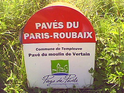 Meilenstein eines Pavé-Abschnitts (noch vom Pays de Pévèle aufgestellt)