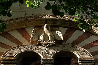 Statue of the eagle which is with roe