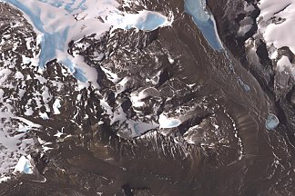 ASTER-Satellitenbild der Apocalypse Peaks: links der Huka-Kapo-, oben der Haselton-Gletscher, rechts das Barwick- und unten das Balham Valley