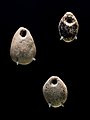 Drei Schmuckanhänger aus dem Gravettien, ebenfalls in der Brillenhöhle entdeckt