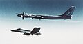 Tupolew Tu-95 „Bear hinter einer F/A18 Hornet“