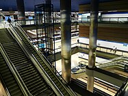 Chamartín, Madrid: Viergeschossiger unterirdischer Turmbahnhof der Linien L1 (Ebene −4) und L10 (Ebene −2) unter dem gleichnamigen Regional- und Fernbahnhof