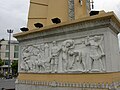 Relief am Demokratiedenkmal: „Darstellung des Volkes“