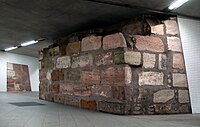 Rathenauplatz, Nürnberg: Fragmente der spätmittelalterlichen Stadtmauer als Teil des Personentunnels