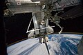 Space Shuttle Atlantis angedockt an der ISS, hier sind die Sterne sichtbar