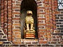 Löwenfigur am Bardowicker Dom mit der Umschrift am Fuß: VESTIGIUM LEONIS.