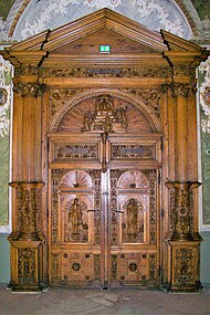 Renaissanceportal von Tönnies Evers dem Älteren. Die rechte Tür ist höher als die linke Tür.