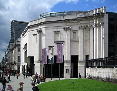 Sainsbury Wing of the National Gallery in London by Robert Venturi (1991)