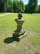 Skulpturen im Schlossgarten (2 Sandsteinvasen)