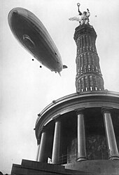 die Siegessäule mit dem Luftschiff „Graf Zeppelin“