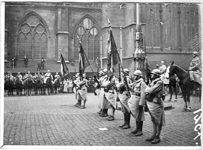 The troops of Maréchal Foch parade past the cathedral (1918)