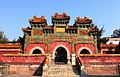 Pailou als Durchgang am Putuo-Zongcheng-Tempel von Chengde