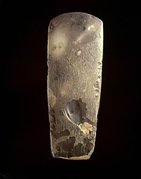 Flint axe, grave D19