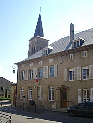 The town hall in Manom