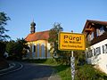 Kiche mit Ortsschild in Neukirchen-Pürgl