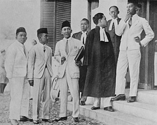 Indonesian independence activist of early 20th century (1930), including Sukarno, often wear peci, which give Indonesian peci current nationalist nuance.