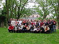 Chor »Soli Deo Gloria« vor der Ludgerikirche in Norden (Mai 2003)