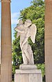 „Amor schnitzt sich einen Bogen aus der Keule des Herkules“ im Temple de l’Amour (Versailles)