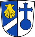 Gemeinde Feldkirchen Gespalten von Blau und Silber; vorne über gesenktem silbernen Schräglinksbalken eine goldene Muschel; hinten eine blaue Kugel, aus der ein blaues Kreuz wächst.