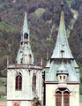 Links der Turm der Pfarrkirche, rechts der Friedhofsturm