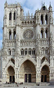 Hochgotische Fassade der Kathedrale von Amiens, Portale 1220–1230, Rosette und Türme 1375–1402