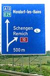 Der Vorwegweiser zur AS Schengen (L) auf deutschem Gebiet. Hinweise auf   und