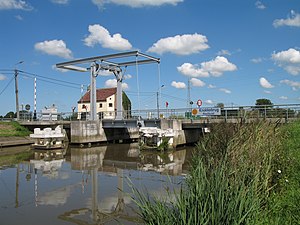 The Knokkebrug carries east-west traffic across the Yser. The modern draw bridge is located at the northern limit of the former fort's defenses.