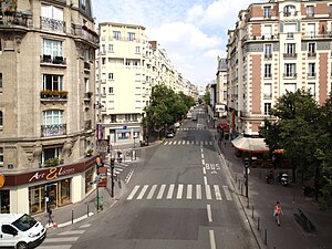 Die Rue de Vaugirard im 15. Arrondissement vom Chemin de Fer de Petite Ceinture aus gesehen