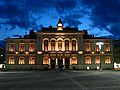 File:Townhall of Tampere at night.jpg by Leo-setä (CC BY-SA-2.0)