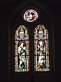 Kirchenfenster hinter dem Altar der Kirche in Wellerode