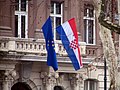 Die Europaflagge und die Flagge Kroatiens am Gebäude des Kroatischen Außenministeriums und des Ministeriums für Europäische Integration